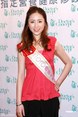 幻灯图：候选港姐现身宣传  张 莉 莎 否认澳门陪客赌钱