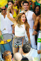 组图：詹妮弗-洛佩兹拍MV 狂舞自嗨表情销魂