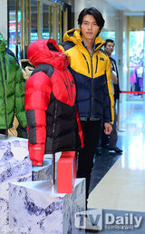 组图：玄彬出席户外品牌活动 穿棉服展迷人微笑