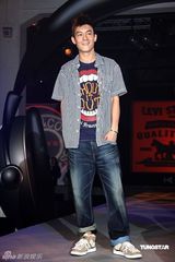 幻灯图：陈冠希蔡依林时隔三年再同台 走秀不碰面