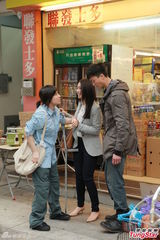 组图：何超仪为演活角色 不惜倒垃圾洗碗