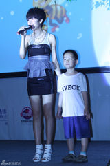 幻灯图：郁可唯献唱庆儿童节 不敢跟师兄比酷