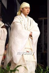 组图：东方神起有天穿古装亮相 现场上演变装秀