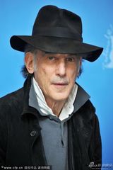 组图：《天堂希望》发布会 导演亲吻女星