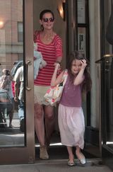 组图：阿汤嫂带淑女范儿小苏瑞纽约出游