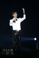 组图：汪峰演唱会深情表白 章子怡台下感动拭泪