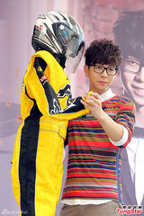 组图：胡夏爱赛车 获赠装备摆探戈姿势