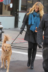 高清组图：布莱克-弗莱利街拍LOOK大衣围巾保暖