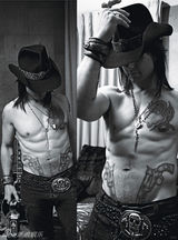 组图：汤姆-克鲁斯最新写真 浓妆半裸秀摇滚气质