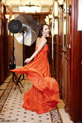 组图：范文芳时尚名媛表现自然美态