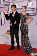 组图：章子怡性感真空亮相 与王力宏结伴走红毯