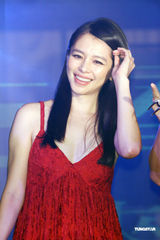 组图：吴克群发新专辑 单膝下跪示爱徐若瑄