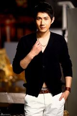 高清图：《新还珠》尔康何明翰儒雅写真 气质出众 