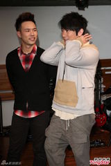 组图：孙耀威在家只穿内裤 赠陈威全韭菜“补身”