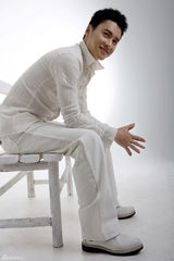 组图：郭晓然夏日清新写真 白色衬衫干净清爽