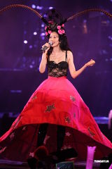 组图：莫文蔚提前穿白纱 卖性感与张亚东同台演出