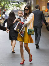 组图：辣妈米兰达风姿绰约 宝贝儿子诠释“天然呆”