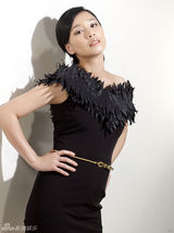 组图：张庭产后复出首拍写真 黑天鹅造型夺眼球