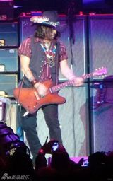 组图：德普与史密斯飞船同台 变身摇滚吉他手