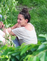 组图：前阿汤嫂凯蒂片场激吻男友 展露真性情