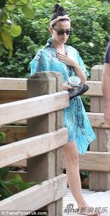 水果姐超低胸比基尼度假 不停放空思念男友(图)