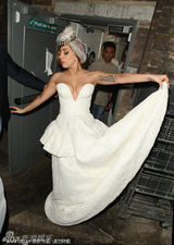 组图：Lady Gaga身穿白纱亮相伦敦 对镜大献飞吻