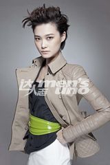 组图：李宇春登杂志大片 摩登造型展冷艳风情