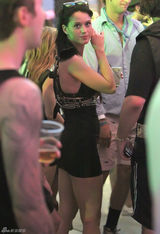 高清图：凯蒂-佩里性感绑带胸衣亮相 顽皮吐舌