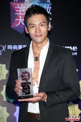 组图：顾又铭健壮身材惹垂涎 侧面酷似黄晓明