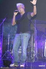 组图：巫启贤为新专辑开唱 30日将出席大炳追思会