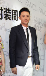 组图：刘芸印小天助阵青年设计师时装周