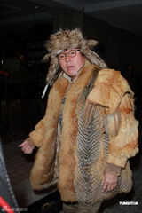 组图：钟镇涛生日携女亮相派对 谭咏麟叶童现身