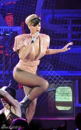幻灯图集：蕾哈娜巡演 连身三角裤沿袭Gaga风潮
