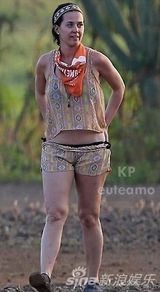 组图：水果姐度假露腰间赘肉 民族风情嬉戏