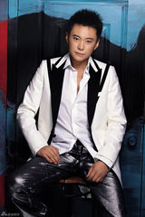 高清图：王斑全新写真酷劲十足 质感中显王者范儿