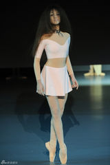 组图：荷兰芭蕾舞团时尚走秀 复古鬼魅感有趣