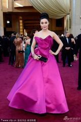 组图：奥斯卡红毯范冰冰粉色礼服大秀香肩雪肤