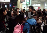 组图：吴尊深夜来京 大批粉丝接机人气无损