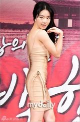 组图：徐宇宣传《帝王之女》裸色裙秀身材脸僵