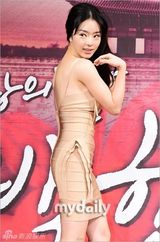 组图：徐宇宣传《帝王之女》裸色裙秀身材脸僵