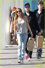 组图：林赛罗韩庭审后穿背心购物豪乳激凸