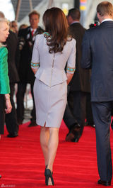 组图：威廉夫妇亮相首映礼 王子为凯特撑伞秀甜蜜