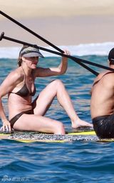 高清组图：卡梅隆-迪亚兹性感比基尼戏水