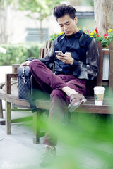 组图：陈晓东漫步冬日街头 坚强成熟更添男人味