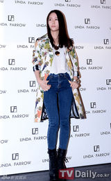 组图：f(x)宋茜Krystal与BEG佳仁为活动站台