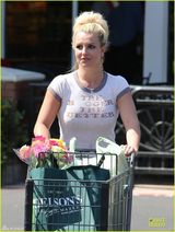 组图：布兰妮豪乳粗腿 胸前写越大越好