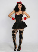 高清图：凯蒂-佩里将主持欧洲音乐奖 试穿纱裙 