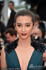 组图：李冰冰戛纳走红毯 深V长裙简约性感