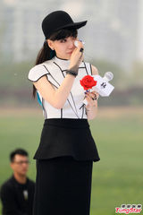 组图：吴莫愁被外国猛男示爱 庾澄庆祝福新专