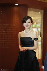 组图：张静初现身上海 珠光宝气显典雅魅力